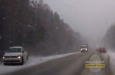 Водитель VW решил пойти на обгон в гору в майский снегопад: итог на видео