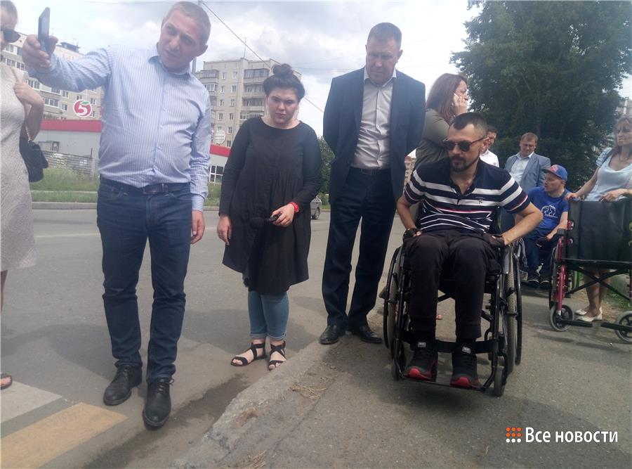 Пересечь улицу Дружинина на коляске невозможно без помощи посторонних 