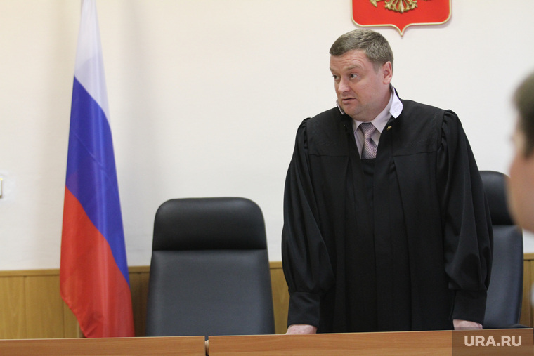 Ведет процесс председатель местного суда Игорь Макаров