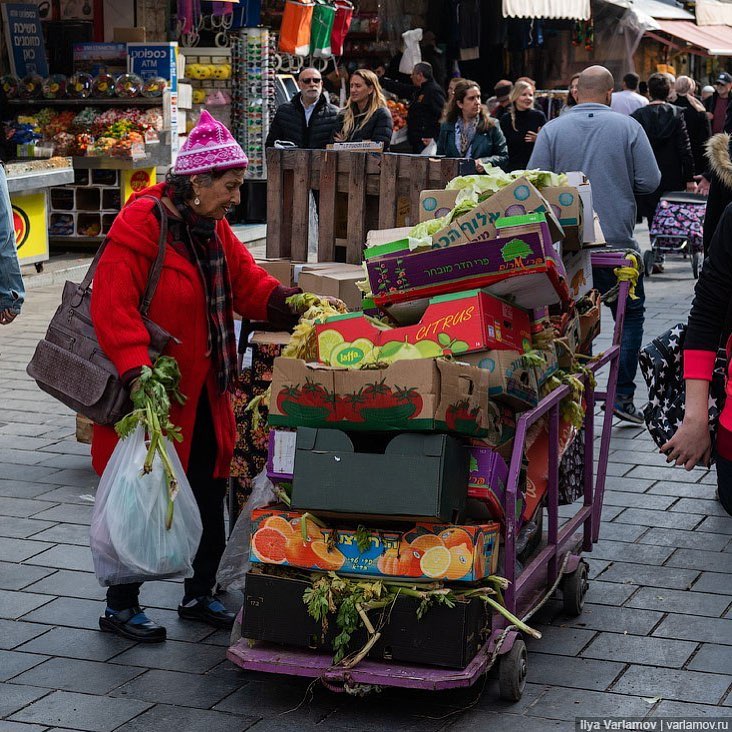 Пример Израиля: в центре рынка стоит тележка, где торговцы оставляют продукты, потерявшие товарный вид. Фото varlamov.ru