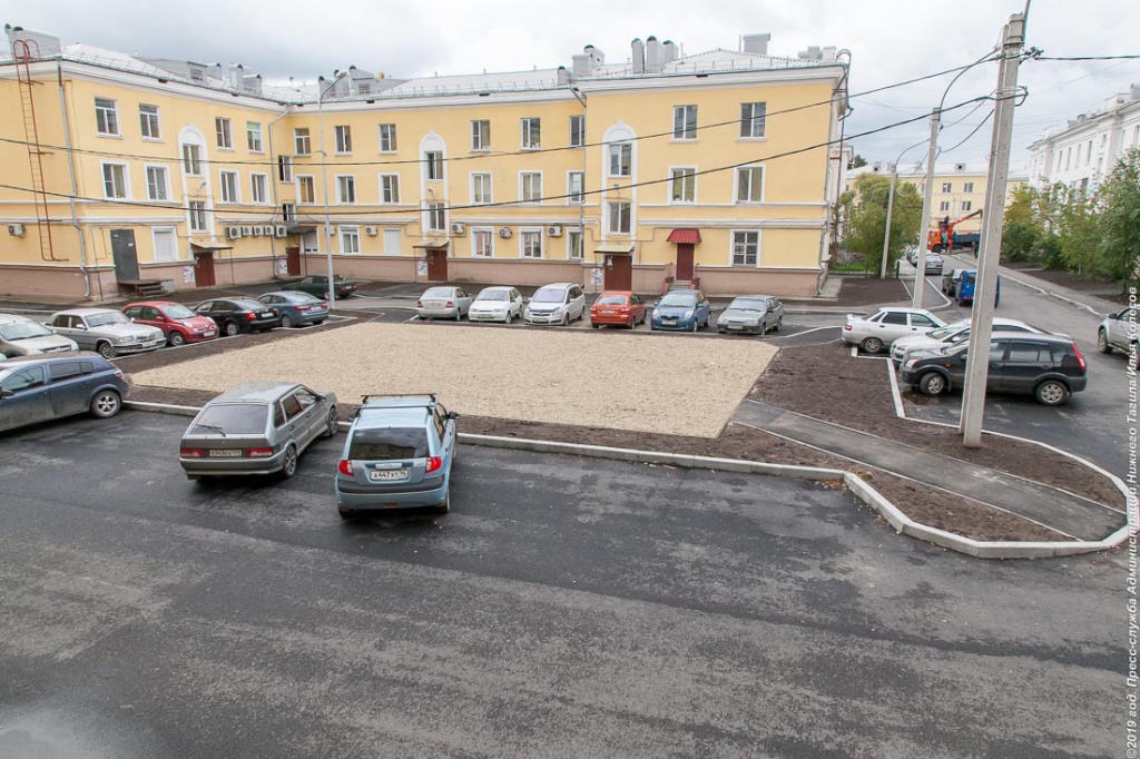 На этот двор потратили 44 млн рублей просто вырубив деревья и превратив территорию в парковку