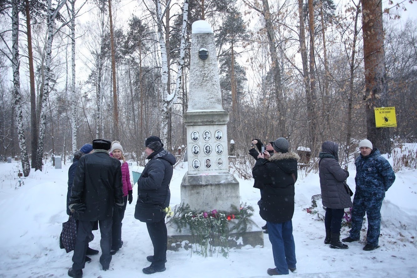 Мемориал дятловцам на Михайловском кладбище в Екатеринбурге