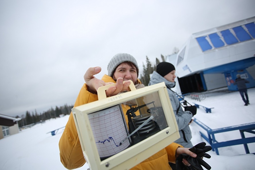 Метеоролог Анна Мишарина демонстрирует барограф (самопишущий барометр)