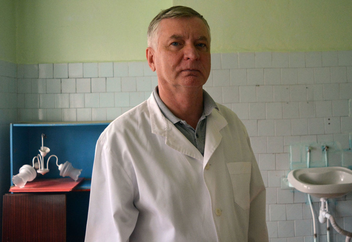 Олег Баскаков единственный в городе Новая Ляля врач-гинеколог. В свое время ему обещали выделить служебное жилье, но так и не дали — он живет прямо в больнице, в помещении закрытого роддома — в палате, где когда-то лежали новорожденные.