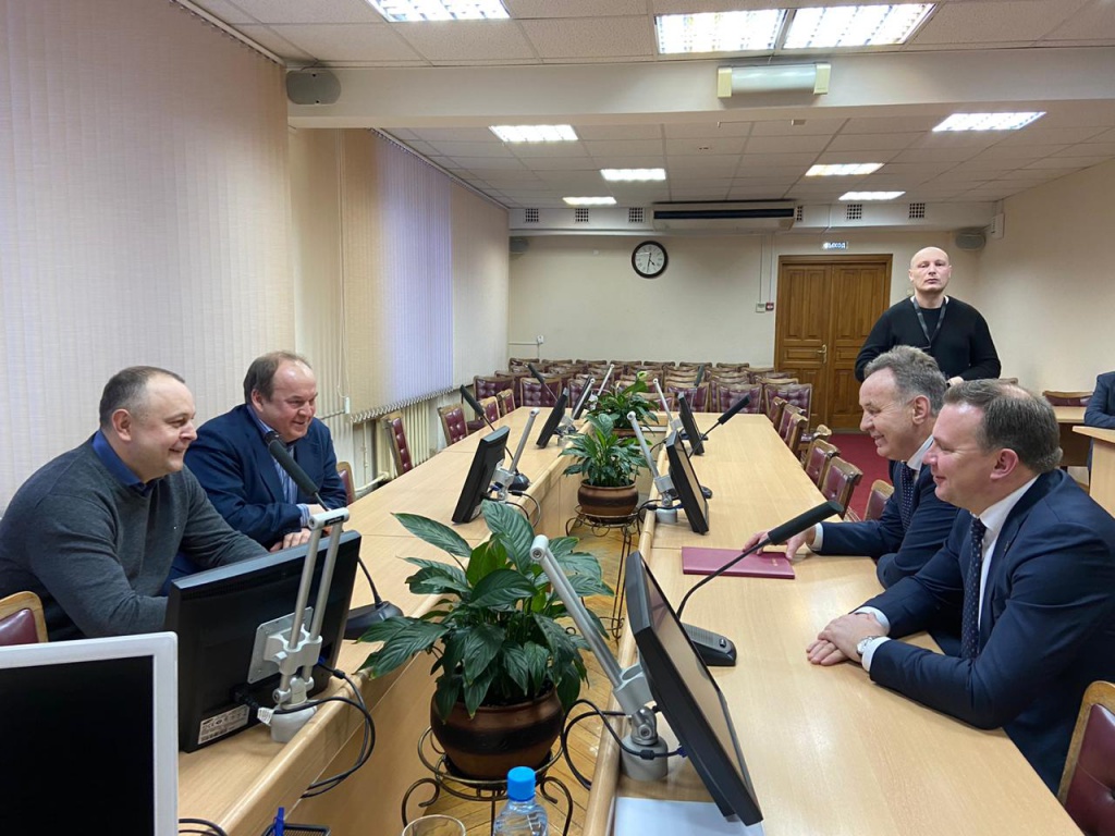 Мэр Нижнего Тагила Владислав Пинаев встречается с представителями ООО «Альмакоргруп» после подписания контракта
