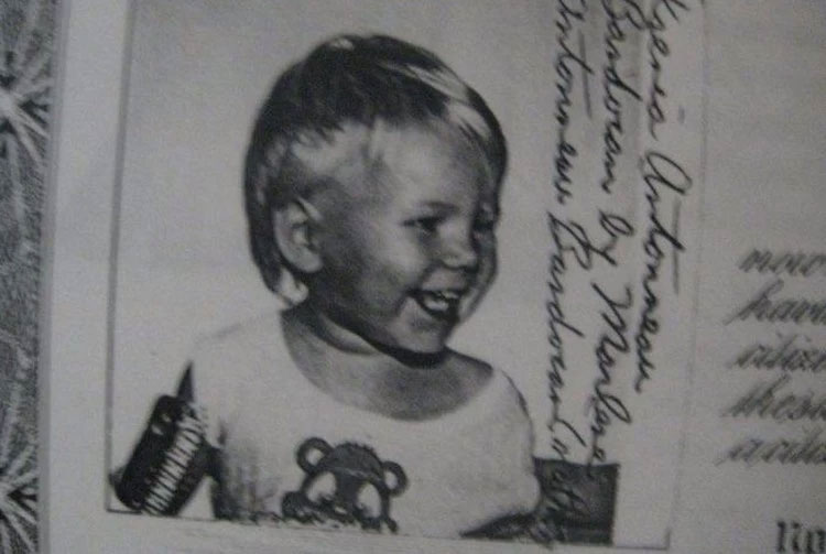 Фото Ксении из документов детского дома