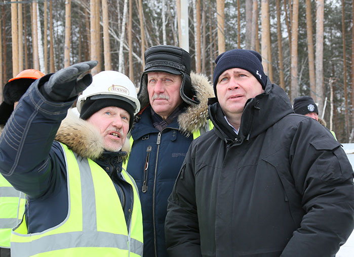 Мэр Нижнего Тагила Владислав Пинаев осматривает строительство переправы, которую должны сдать в 2022 году