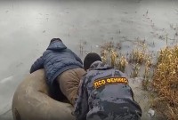 Тагильские поисковики спасли щенков, которых хотели утопить в картофельном мешке на замёрзшем пруду