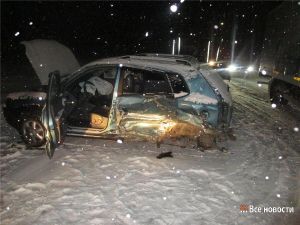 На трассе Екатеринбург-Серов во время снегопада два водителя пострадали в двух авариях