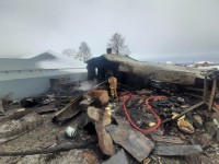 В Черноисточинске сгорел дом. Семье пришлось спасаться через окно (фото)