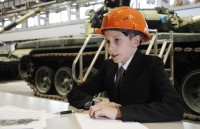 13-летние мальчики создали конструкторское бюро и изобрели беспилотный танк. За это их пригласили на Уралвагонзавод на танковый конвейер
