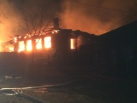 Под Нижним Тагилом в большом пожаре сгорели три дома (фото, видео)