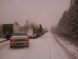 На трассе Нижний Тагил – Екатеринбург из-за снегопада образовались многокилометровые пробки