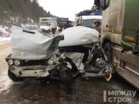 Серьезная авария под Нижним Тагилом: ВАЗ-2106 врезался в фуру (фото)