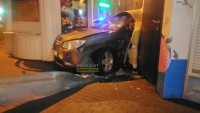В Нижнем Тагиле водитель иномарки врезался в киоск с мороженным (фото)