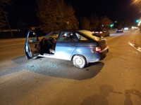 В Нижнем Тагиле мужчина бросил автомобиль поперек дороги, разбил стекла, порвал документы и ушел (фото)