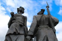 Вандалы осквернили памятник первым комсомольцам у «Современника» (видео)