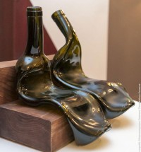 В Нижнем Тагиле открылась арт-выставка фигур из стеклянных бутылок (фото)