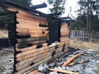 В Черноисточинске ночью с разницей в 1 час загорелись два строения. В одном случае дом подожгли (фото)