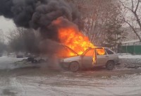 От машин ничего не осталось: в Нижнем Тагиле сгорели два автомобиля (видео)