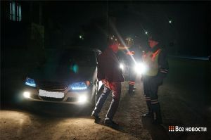 В Нижнем Тагиле пьяный друг угонщика пытался подраться с инспекторами ДПС и выбил стекло в их машине