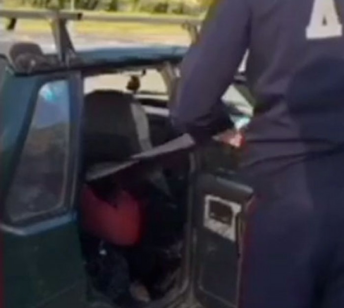 Следователи опубликовали видео стычки тагильчанки с инспектором ГИБДД. И по нему не понятно, как она вывихнула полицейскому руку