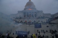 Капитолий в дыму: как сторонники Трампа захватили оплот американской демократии (видео)