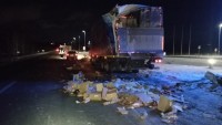На Серовском тракте грузовик, везший колбасу в Нижний Тагил, врезался в фуру. Водитель уснул за рулем (фото)