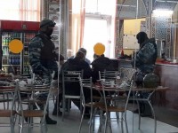 «Все азербайджанцы в Тандырной лежат лицом в пол». ОМОН и полиция приехали в ТЦ «Малина» (фото)