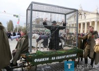 Из-за «фашиста» в клетке на параде Победы Навальный посоветовал администрации Нижнего Тагила сходить к доктору