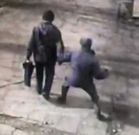 Момент нападения грабителя на пенсионера в центре Нижнего Тагила попал на видео