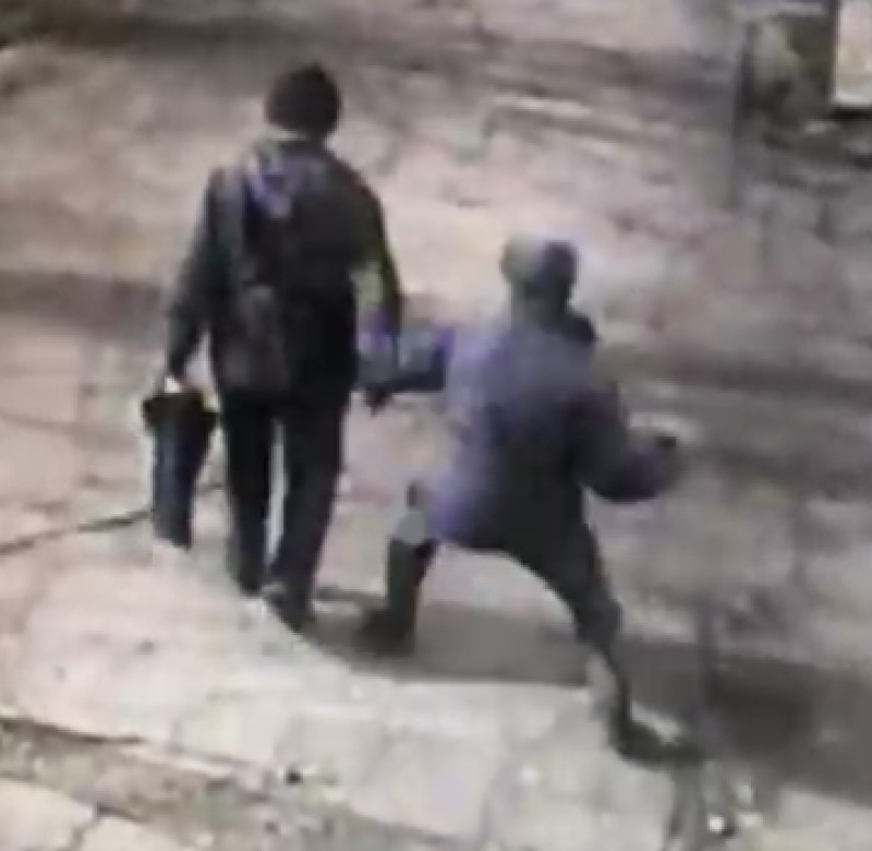 Момент нападения грабителя на пенсионера в центре Нижнего Тагила попал на видео