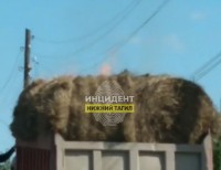 В Нижнем Тагиле загорелось сено в самосвале (видео)