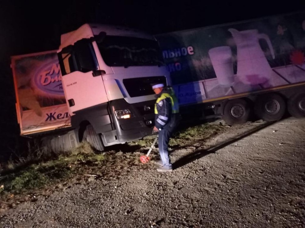 На Серовском тракте автобус с артистами столкнулся с вылетевшим на «встречку» тягачом. Два человека погибли