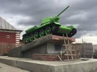 В Нижнем Тагиле памятник танку Т-34 выкрасили в кислотно-зелёный цвет, жители остались недовольны. Оказалось, что это грунтовка (фото)