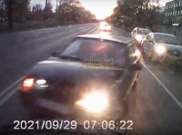 Водитель «девятки» протаранил УАЗ, стоявший на светофоре, и скрылся по «встречке» (видео)