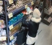 В Нижнем Тагиле две девушки украли из супермаркета банки с детской молочной смесью (видео)