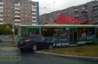 В Нижнем Тагиле кроссовер протаранил трамвай: момент столкновения попал на видео