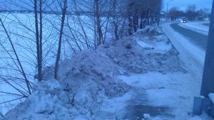 В Нижнем Тагиле грязный снег, убранный с улиц, выбрасывают на лед городского пруда