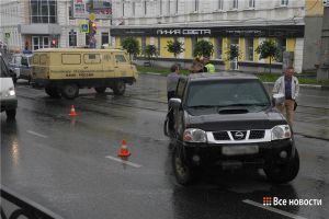 В центре Нижнего Тагила инкассаторы не поделили дорогу с пикапом (фото)