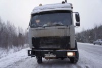 На Серовском тракте вторую неделю выживает 68-летний дальнобойщик, попавший в ДТП. На месте он перебрал двигатель МАЗа (фото)
