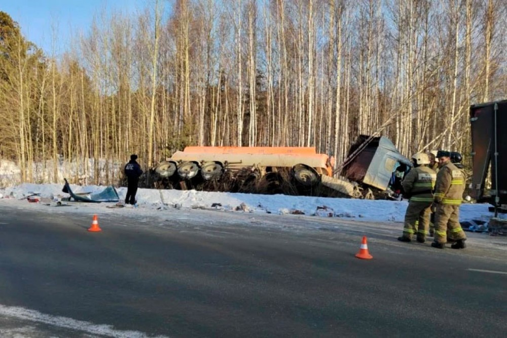 На Серовском тракте в аварию попал бензовоз с топливом (фото)
