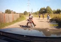 Подросток на кроссовом мотоцикле расцарапал бок «Крузака» и уехал: видео
