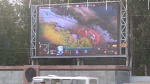 Тагильчане запустили запустили онлайн-игру Dota 2 в центре города на большом экране (фото)