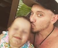 Отец прячет дочь от матери и приставов. Следователи возбудили дело об убийстве, он завел Instagram, где показывает ее живой