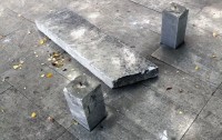 Вандалы сломали скамейку у памятника тагильчанам, погибшим в авиакатастрофе