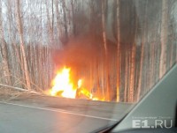 На Серовском тракте легковушка съехала в кювет, врезалась в дерево и загорелась (видео)
