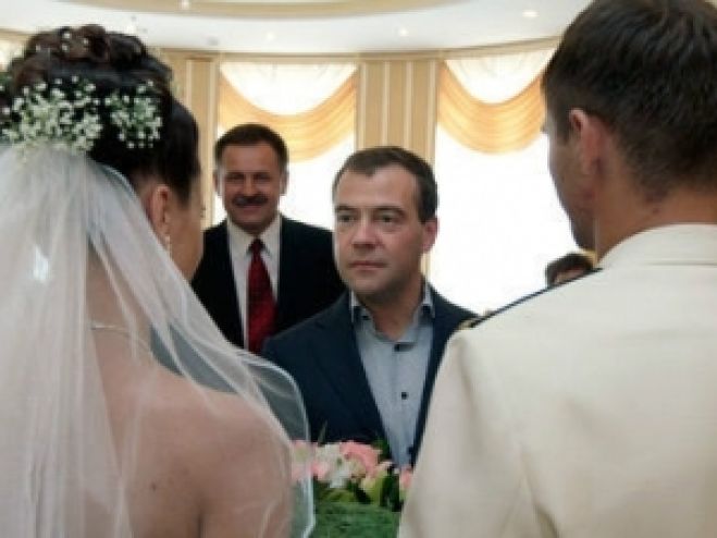 Медведев предложил увеличить госпошлину при разводе до 30 тысяч рублей