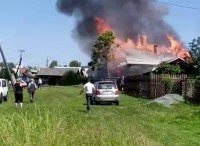 В Черноисточинске днем сгорел дом (видео)