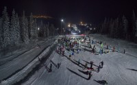 Больше трёх сотен сноубордистов и лыжников устроили массовый спуск с фонариками на горе Белой (фото, видео)